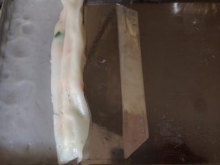 磷虾肠粉,取出，用刮板将肠粉从有虾的一边刮起来，一直卷到另一边