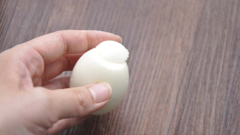 百变鸡蛋+鸡蛋沙拉,鸡蛋剥壳，两头削去一片，便于对切后可以平稳放置。