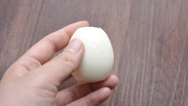 百变鸡蛋+鸡蛋沙拉,用刀在鸡蛋的腰部划上锯齿形的纹路，注意深度要划到蛋黄。