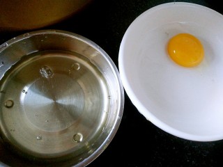 百变鸡蛋+五彩虾仁蛋炒饭,先取一个鸡蛋，蛋黄分离