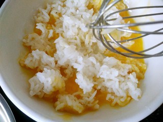 百变鸡蛋+五彩虾仁蛋炒饭,把剩米饭加入蛋黄中拌匀