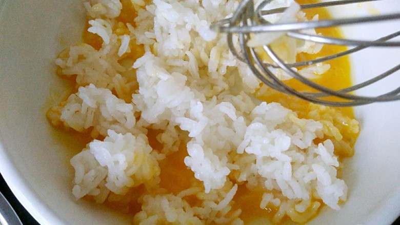 百变鸡蛋+五彩虾仁蛋炒饭,把剩米饭加入蛋黄中拌匀