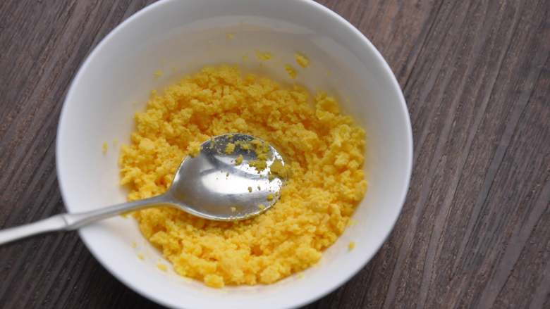 百变鸡蛋+鸡蛋沙拉,蛋黄用勺子碾碎。如果喜欢柔滑无颗粒的口感，需要用筛子边碾压边过筛。