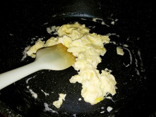 百变鸡蛋+五彩虾仁蛋炒饭,锅中放油，先炒鸡蛋：一个全蛋加1个蛋清的蛋液。
炒熟后先盛出。