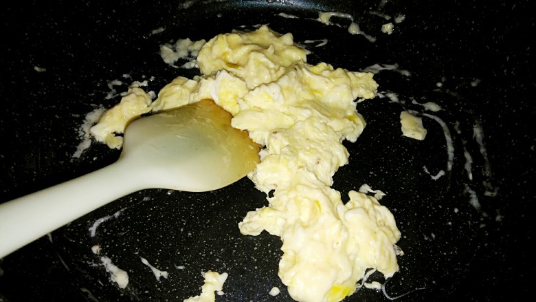 百变鸡蛋+五彩虾仁蛋炒饭,锅中放油，先炒鸡蛋：一个全蛋加1个蛋清的蛋液。
炒熟后先盛出。
