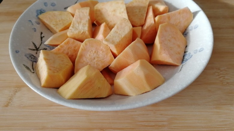 翅中香焖干锅地瓜土豆,地瓜切滚刀块