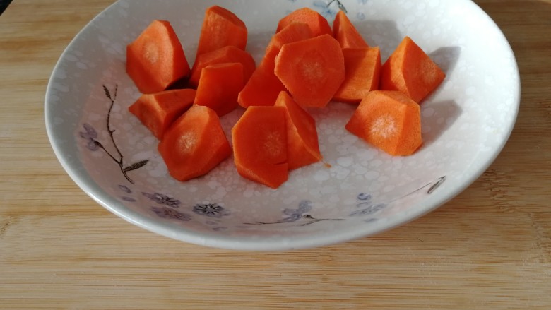 翅中香焖干锅地瓜土豆,胡萝卜切滚刀块