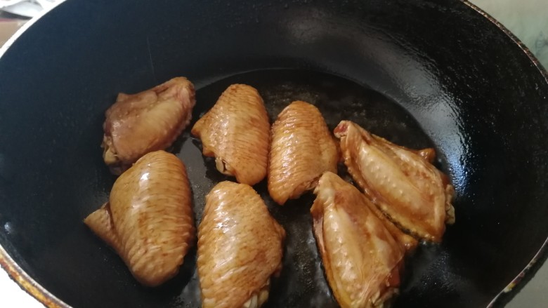 翅中香焖干锅地瓜土豆,油热（豆油半小碗，稍多一点油）下翅中中火煎至上色