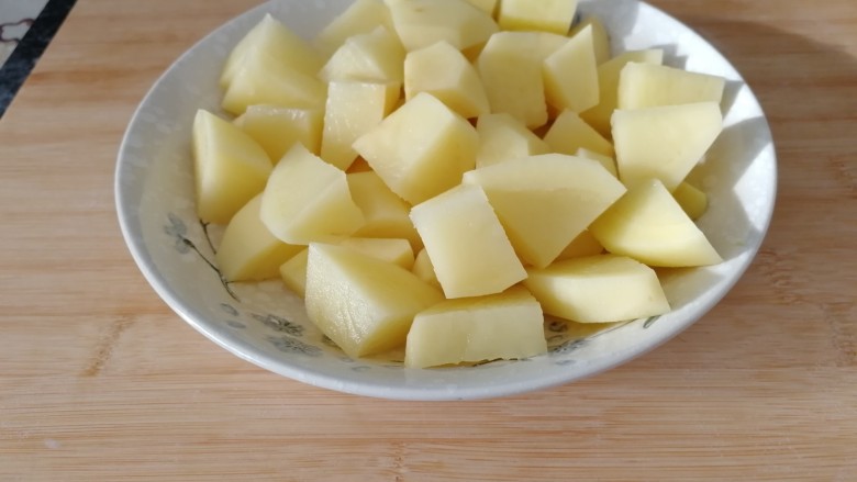 翅中香焖干锅地瓜土豆,土豆切块