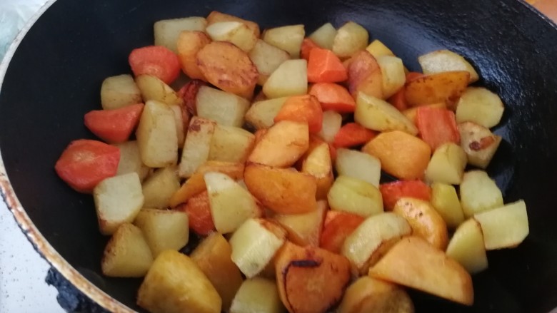 翅中香焖干锅地瓜土豆,煎好的土豆地瓜胡萝卜