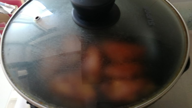 翅中香焖干锅地瓜土豆,关小火焖两分钟