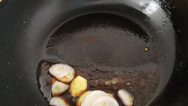 翅中香焖干锅地瓜土豆,把喂翅中的料汁倒进锅里，放毛葱和姜