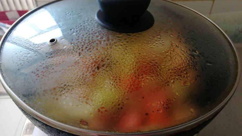 翅中香焖干锅地瓜土豆,中火焖10分钟开锅看看，搅拌均匀在焖5分钟。