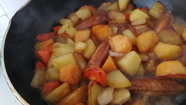 翅中香焖干锅地瓜土豆,土豆地瓜胡萝卜一起放入（中火焖10分钟）