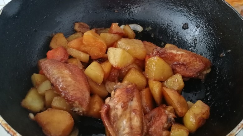 翅中香焖干锅地瓜土豆,干锅已经焖好了，可以出锅了。