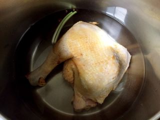口水鸡,将鸡肉洗净放入锅中，加适量清水、葱、花椒、生姜大火煮15分钟捞出。