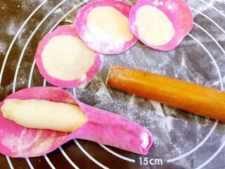 水饺,如图：白色面揉成大指拇粗条，粉色面擀成长椭形，把白色包入中间捏紧切成约10克左右的剂子，擀成饺子皮。