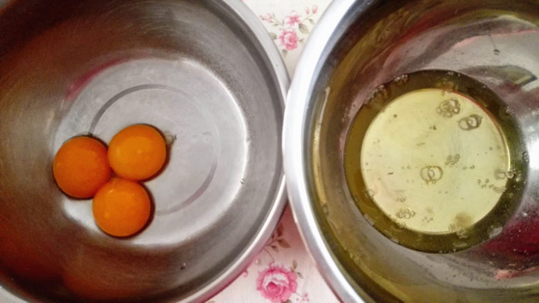棉花糖蛋糕派,先把蛋黄与蛋白分离，分别放在两个无油无水的干净盆里，