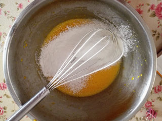 棉花糖蛋糕派,筛入低粉，拌匀，