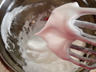 棉花糖蛋糕派,蛋白中加入糖打发至硬性发泡，即出现小尖钩，