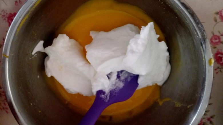 棉花糖蛋糕派,取1/3蛋白加入蛋黄糊里，翻拌均匀，
