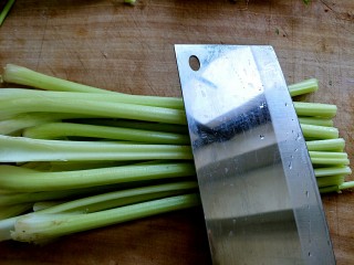 芹菜炒肉,切芹菜的时候用刀倾斜一定角度，用削的手法