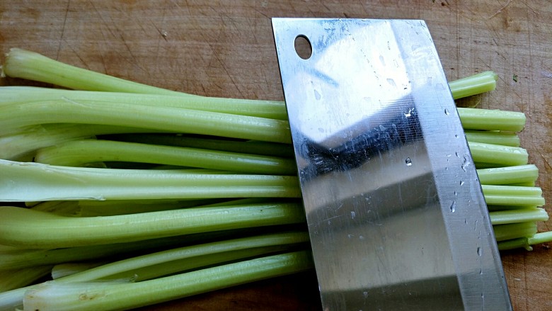 芹菜炒肉,切芹菜的时候用刀倾斜一定角度，用削的手法