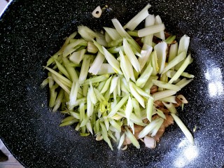 芹菜炒肉,等肉颜色变白，葱姜蒜的香味也出来了，这时候放入芹菜翻炒