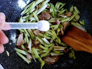 芹菜炒肉,加入一勺盐进行翻炒