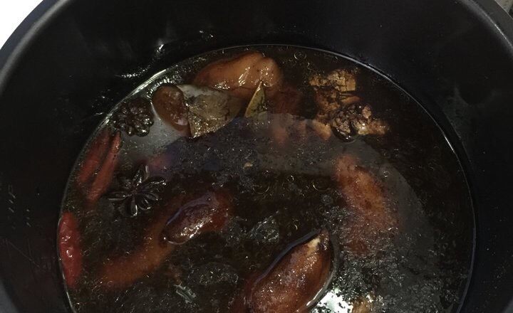 五香卤猪手,保压80分钟后，就可开锅享用。