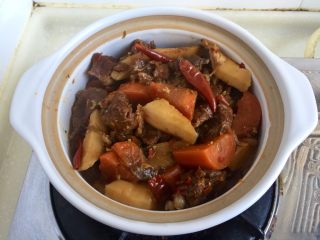 山药胡萝卜牛肉煲,小沙煲烧热，把牛肉煲移入小沙煲中，这样吃的时候也能保持热乎乎的