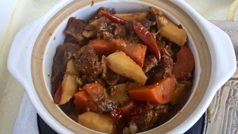 山药胡萝卜牛肉煲,小沙煲烧热，把牛肉煲移入小沙煲中，这样吃的时候也能保持热乎乎的