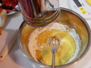 红丝绒玛德琳,低筋面粉和苏打粉混合，过筛，加入3和4的材料。