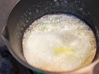 红丝绒玛德琳,黄油用小锅融化，放凉待用。