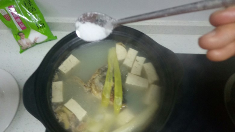 鱼头炖豆腐
,大火煮开，转小火煮25分钟，根据个人口味加入适量盐。