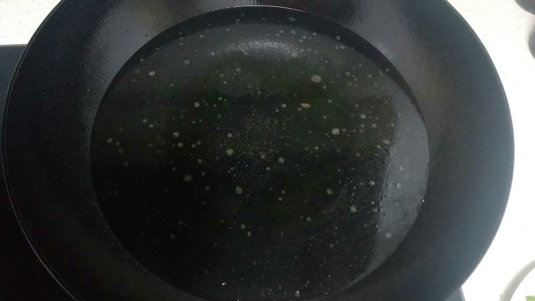西红柿、生菜扯面,锅中放入适量水，这是煎鱼的锅，没洗直接加的水，就不再放油了。