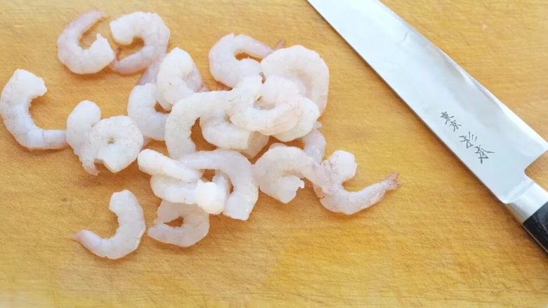 鲜虾馄饨,鲜虾去头去尾，剥壳后用牙签挑走背缝中的虾线。也可以用虾仁。
