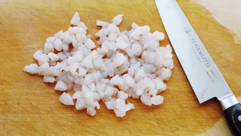 鲜虾馄饨,切成颗粒，或剁成虾泥。我喜欢颗粒的口感，所以就切成粒状了。
