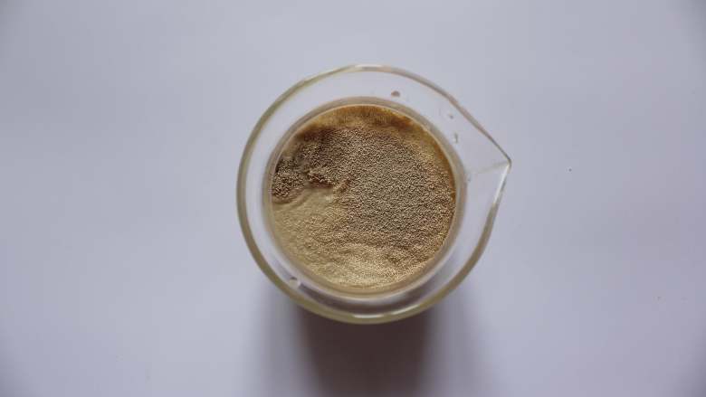 南瓜红枣发糕（适合14个月以上的宝宝）,将酵母粉和温水（不超过40度）拌匀融化，静止2分钟
