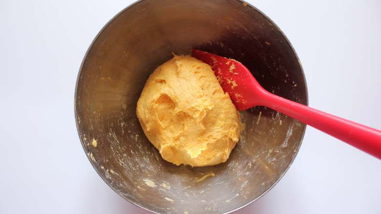 南瓜红枣发糕（适合14个月以上的宝宝）,拌均匀，成面团