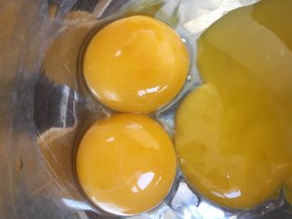 自创 肉松沙拉蛋糕（海绵蛋糕）,蛋清分离
蛋黄：先秤取70g蛋黄