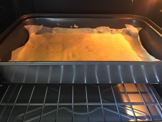 自创 肉松沙拉蛋糕（海绵蛋糕）,烤箱预热
下火220度，上火200度，烤制7分钟