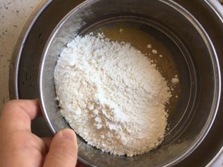 自创 肉松沙拉蛋糕（海绵蛋糕）,加入过筛过的低粉