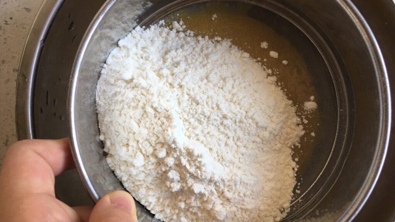 自创 肉松沙拉蛋糕（海绵蛋糕）,加入过筛过的低粉