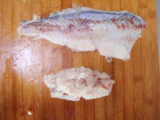 Q弹鱼丸（适合15个月以上的宝宝）,去皮，刮出鱼肉