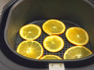 迷迭香香橙烤翅,橙子切片放入空气炸锅炸篮（没有空气炸锅用烤箱）