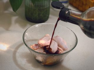 迷迭香香橙烤翅,倒入生抽，盐，漫过鸡翅的三分之一，加半碗水