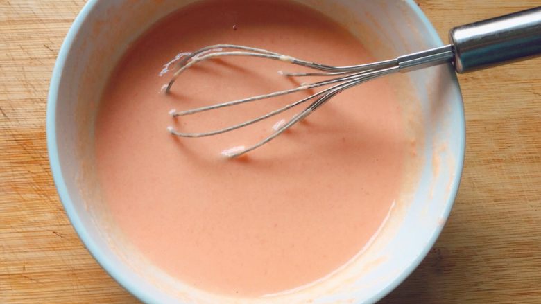 百变鸡蛋+番茄鸡蛋饼,搅拌均匀至无颗粒，搅好的面糊呈浓稠的酸奶质地。