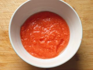 百变鸡蛋+番茄鸡蛋饼,将番茄泥倒入干净的大碗中。