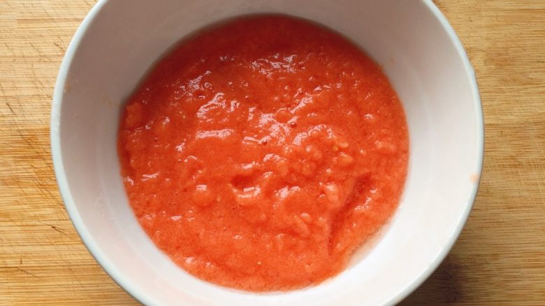 百变鸡蛋+番茄鸡蛋饼,将番茄泥倒入干净的大碗中。